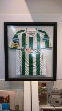 Camisa Vitória perfeitamente emoldurada entre dois vidros