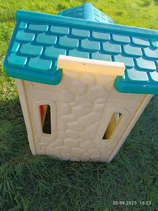 Domek little Takes model 4255,  zamykane drzwi , zamykane okno