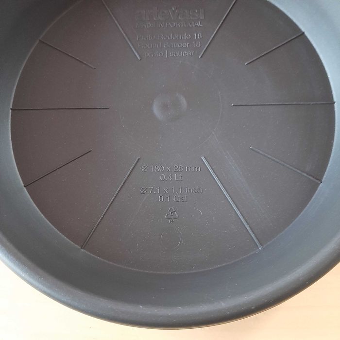 2 Pratos de Plástico para Vasos com 18 e 22cm