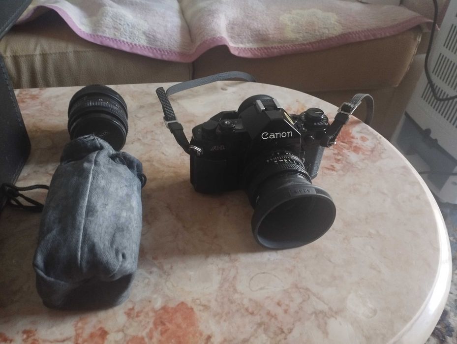 Maquina fotográfica Canon A-1 com uma lente de 100 Metros