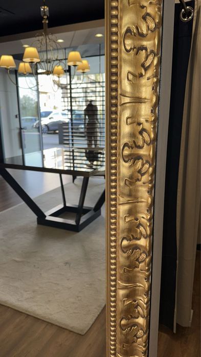 Espelho com moldura em madeira em dourado