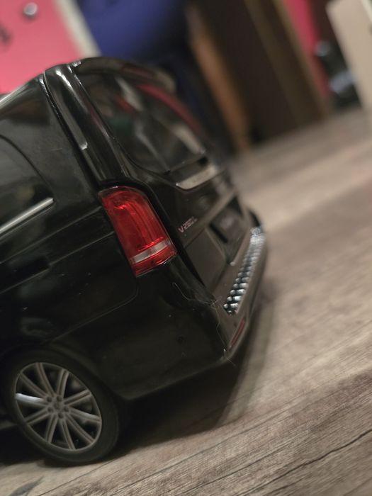 Mercedes V Class Long diler 1/18