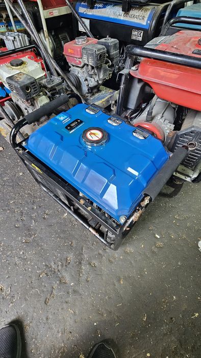 Генератори та вуличний кожух, короб, каністри