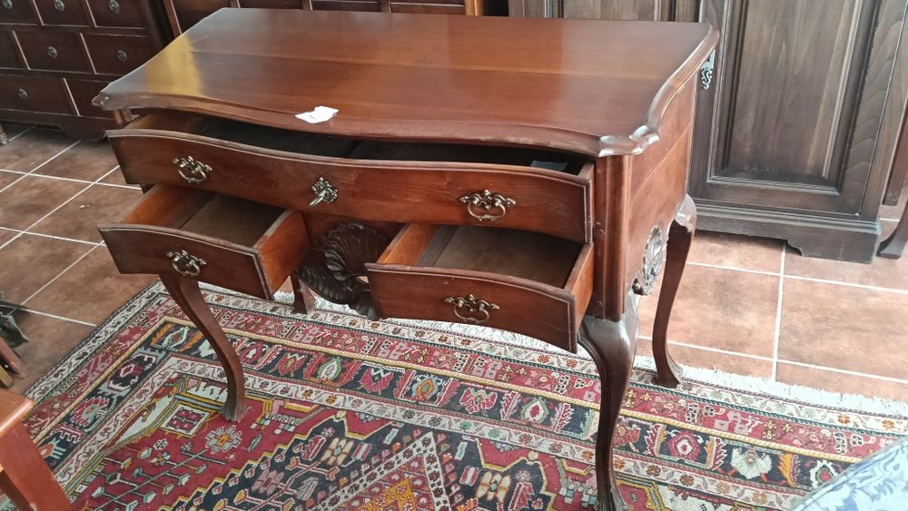 Consola estilo D. José (rica) século XVIII com gavetas em madeira de cerejeira