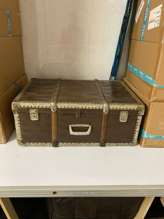 Mala de porão antiga para decoração