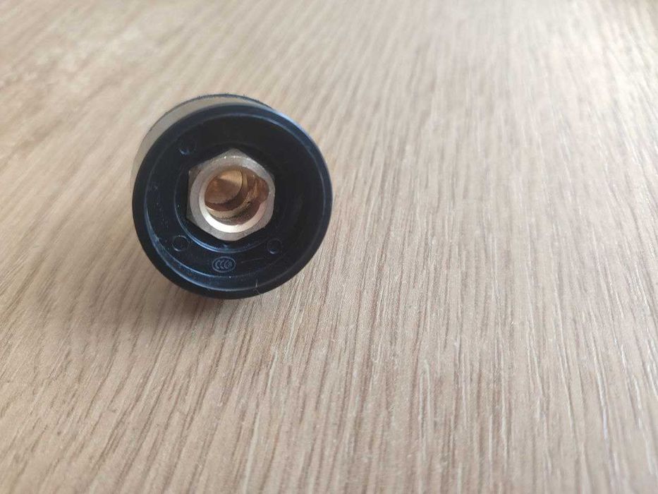 Сварочное байонетное гнездо 10-25 для платы диаметр отверстия 9 мм