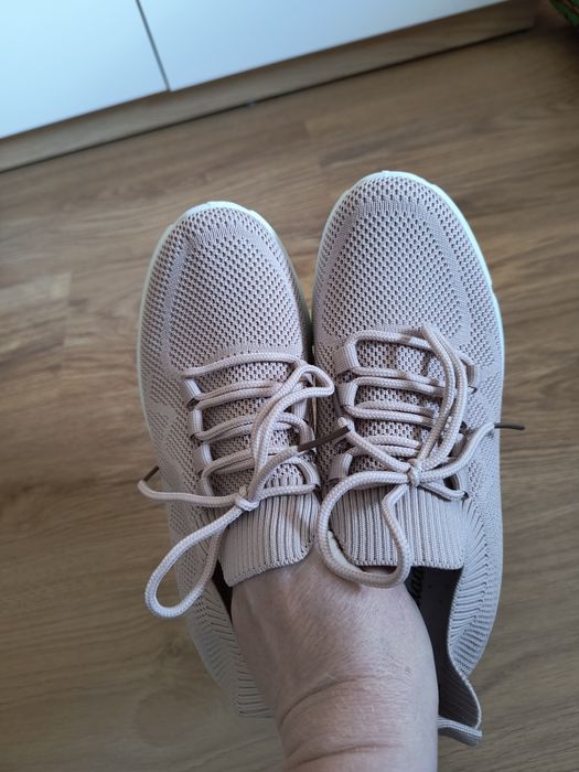 Buty damskie sportowe pudrowy róż lekka koturna nowe 37