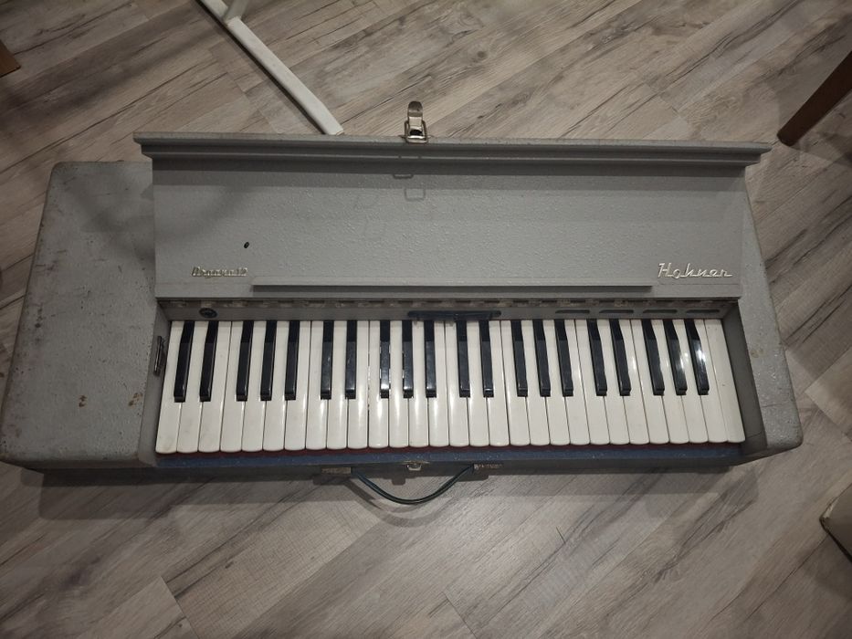 Órgão antigo portátil em caixa de madeira