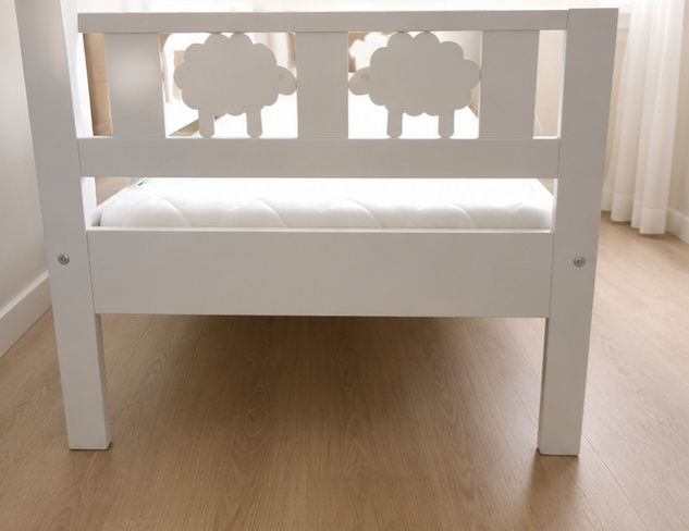 Cama de criança Ikea 70x160cm, com colchão viscoelástico. Posso oferecer resguardos e lençóis.