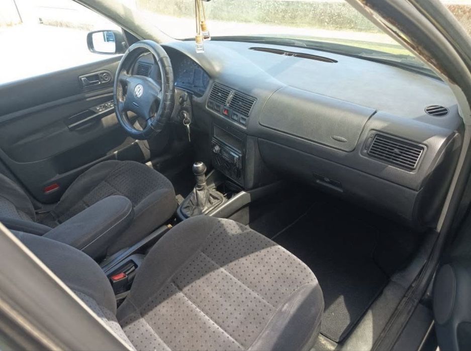 Vendo golf 1.4 , Motor esta bom , cambio bom , pneus bons , iuc ok pago , inspeção valoda ate 2027 , tem avaria no cabo do vidro do passageiro !