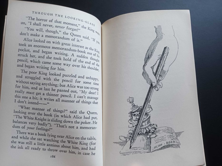 Alice's Adventures in Wonderland and Through the Looking-Glass 1ª Ed.