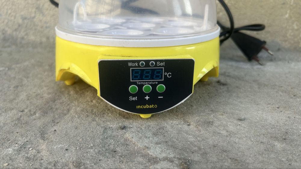 Електронний інкубатор на 7 яєць