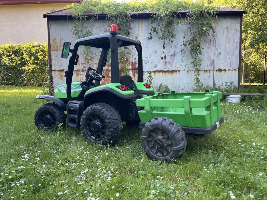 Traktor elektryczny dla dzieci z napedem 4x4 oraz przyczepką.