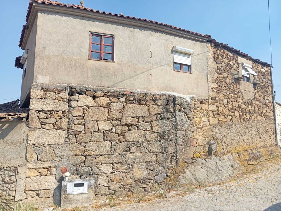Terreno amplo com Moradia Devoluta - Torre Dona Chama
