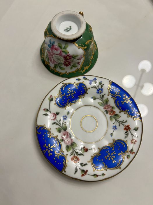 Chávena e pires da vista alegre antiga pintado à mão. Pires e chávena solta.