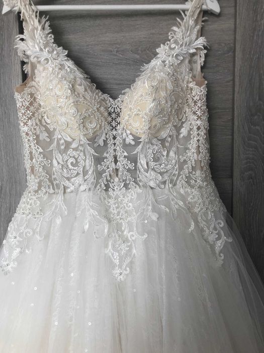 Piękna sukienka ślubna w kształcie literki A r. 36/38