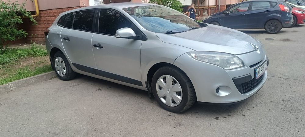 Меган  2010 рік     Економне,сімейне авто