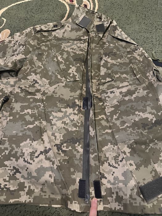 Демисезонный камуфляжный костюм.