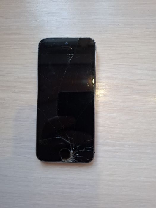 Телефон IPhone 6.