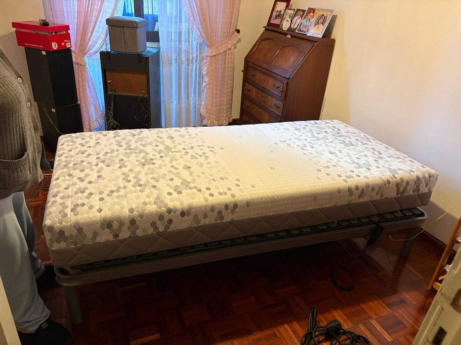 Vende-se estrado eléctrico articulado com apenas 8 dias de uso.