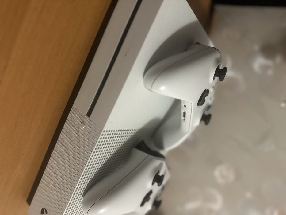 Xbox one s два джойстика