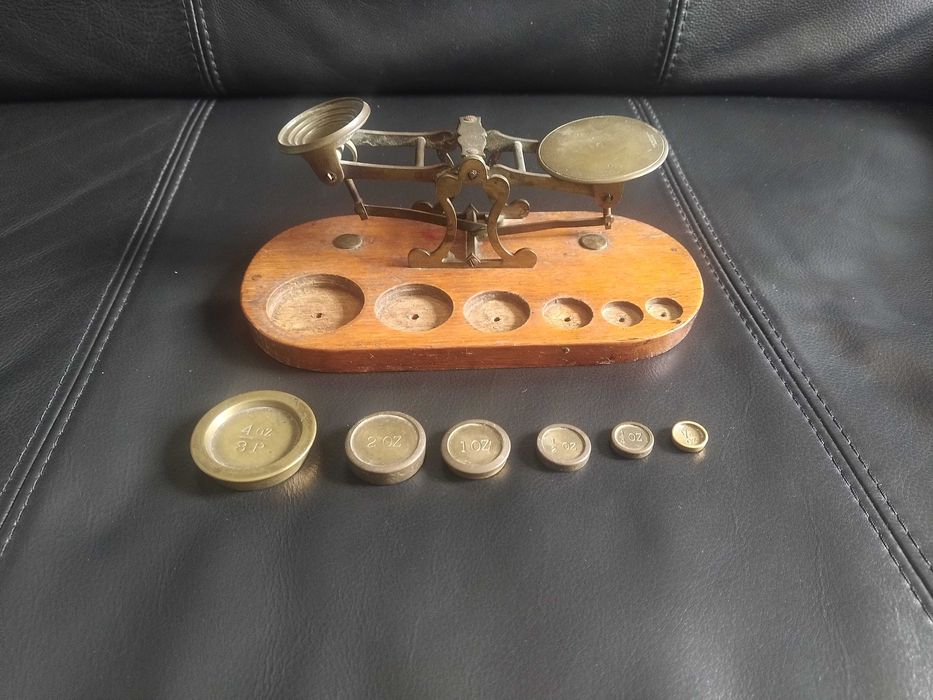Antiga balança de correios, pesa cartas, com pesos completos. Original