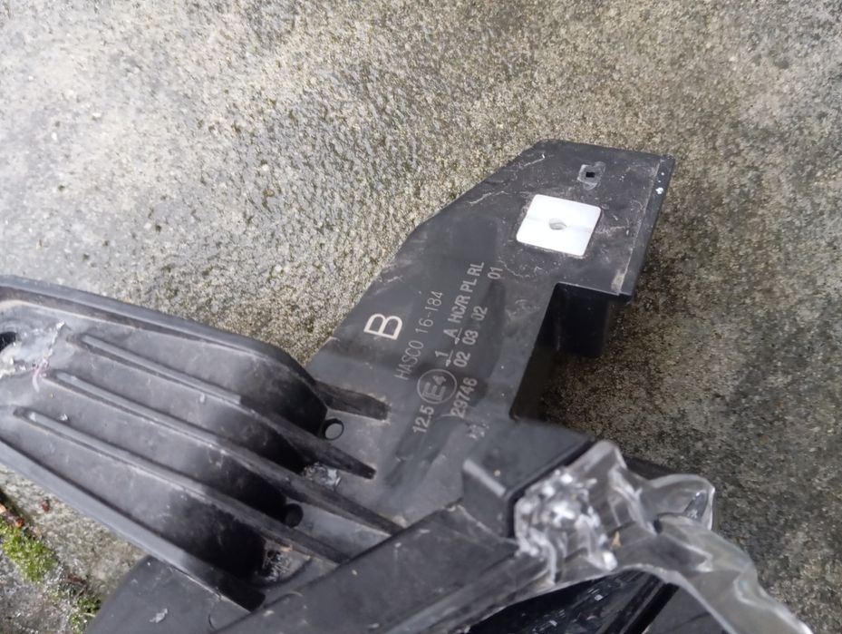 Lampa reflektor prawy przód Toyota Corolla Cross Oryginał Europa