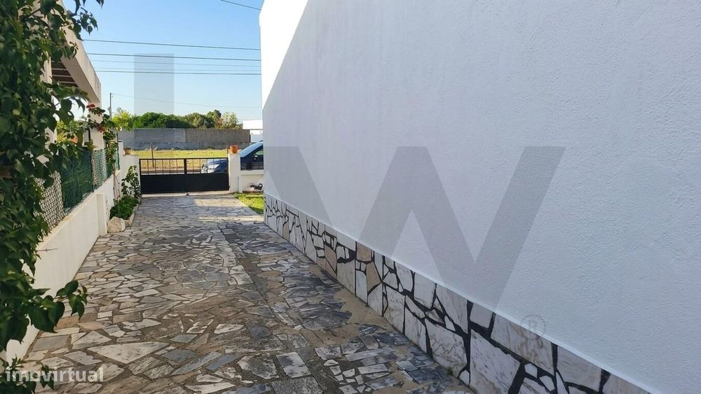 Encantadora Moradia T2 Unifamiliar com Garagem, Quintal e Churrasqueir