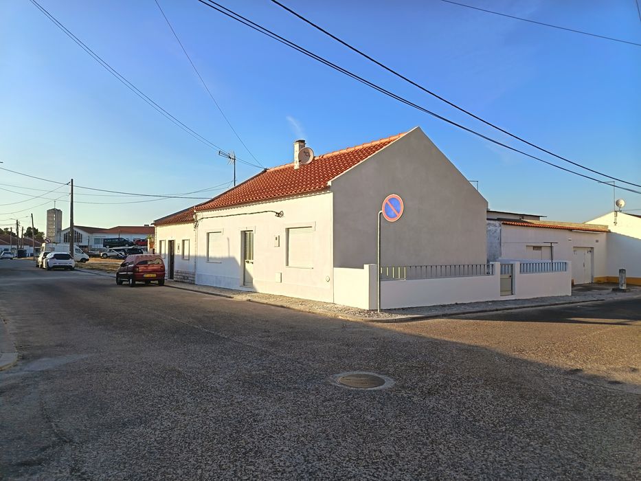 Alugo quartos em casa térrea com quintal