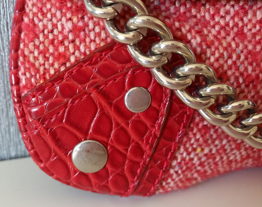 Mala vermelha com corrente prateada