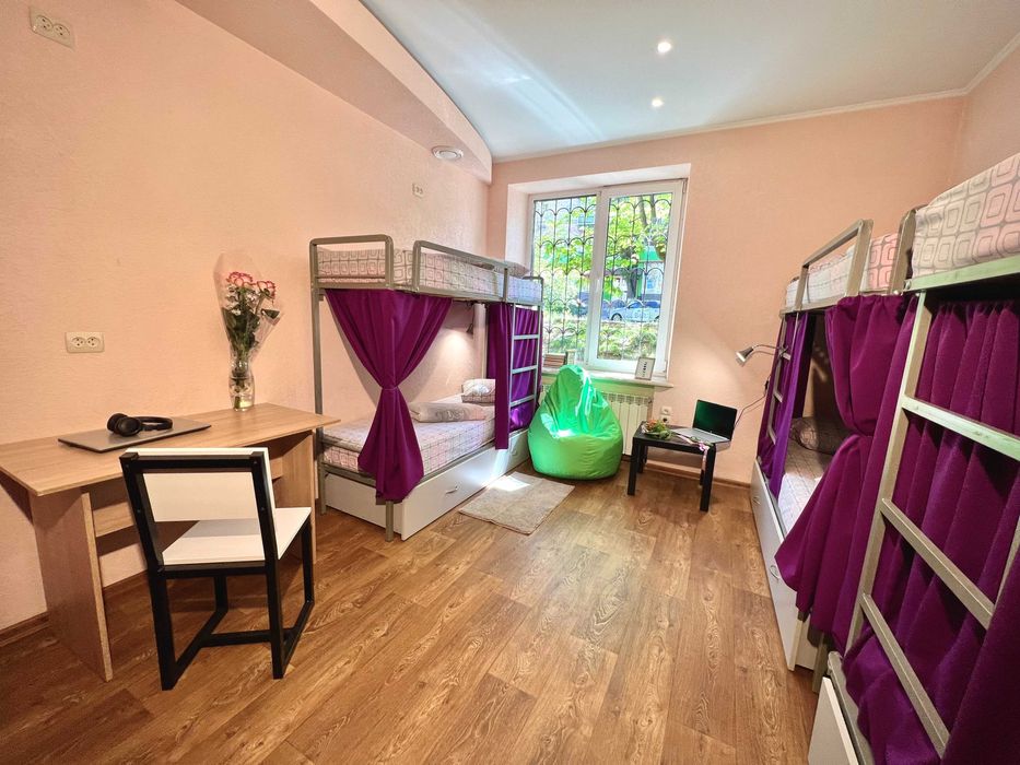 Место в комнате , с отличными условиями,Первый этаж-безопасность.