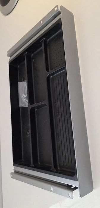 Metalowa szuflada do biurka