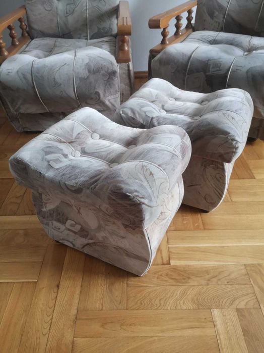 Pufa otwierana do salonu w kolorze szarym