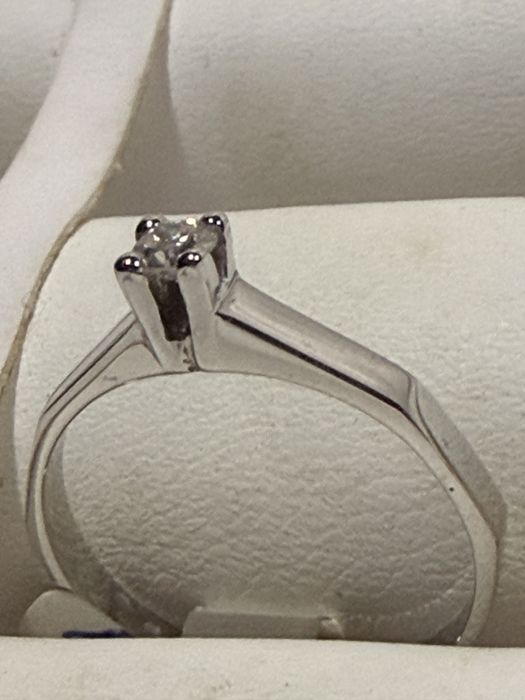 Anel em ouro branco com um diamante solitario 19k peso 2,69