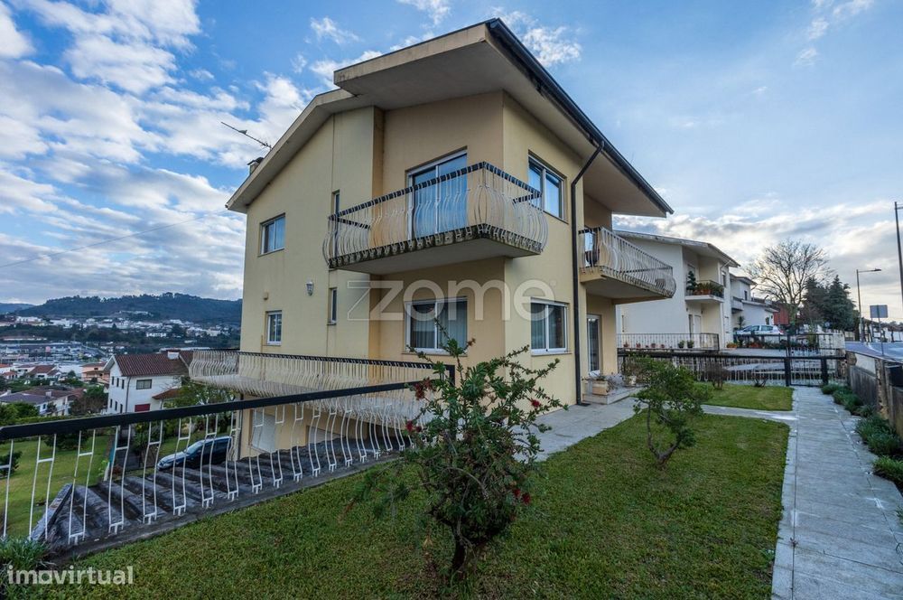 Moradia T6+1 no Centro Vizela