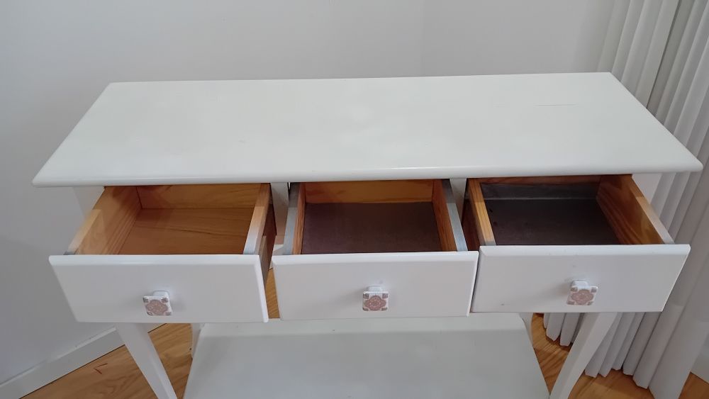 Cómoda branca em  madeira