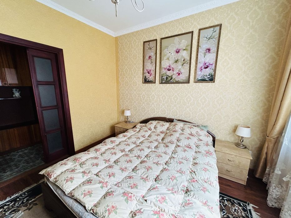 Продаж окремоі половинки будинку  з окремим заіздом .