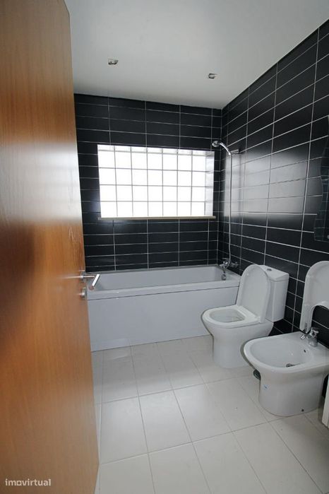 Apartamento T2 com parqueamento e vista de mar.  A 3 minutos da pra...