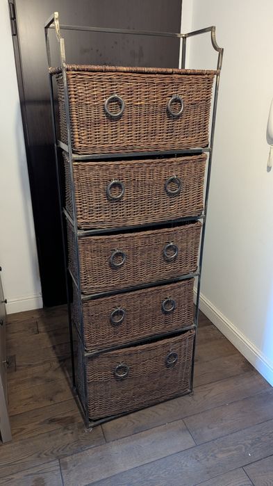 Regał z wiklinowymi koszykami i stalowym ręcznie kutym stelażem, hand made.