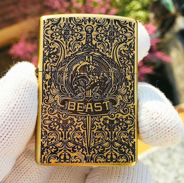 Нова оригінальна золота запальничка Zippo Beast в коробці