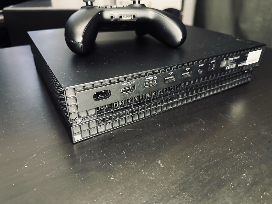 Xbox One X 1TB plus pad