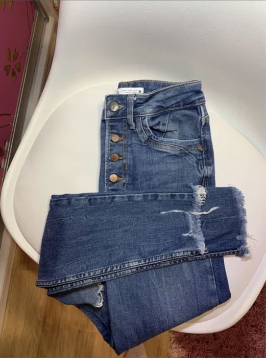 Джинси zara, скіні, рвані на колінах і з необробленим низом