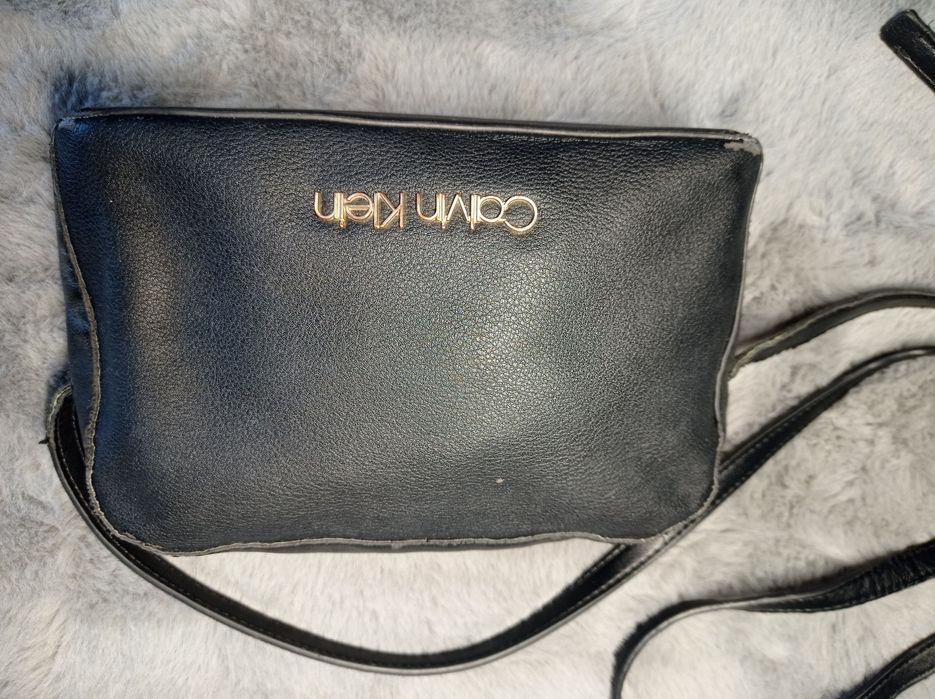 Torebka Calvin Klein czarna torebeczka pasek na ramię tanio mała