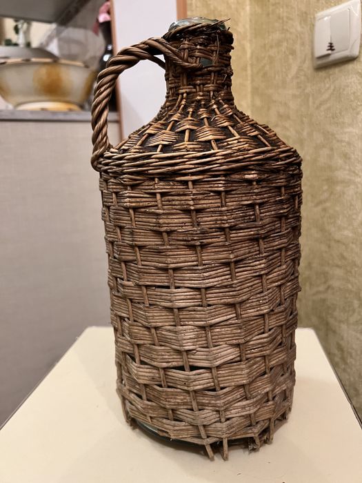 Бутиль обплетений лозою