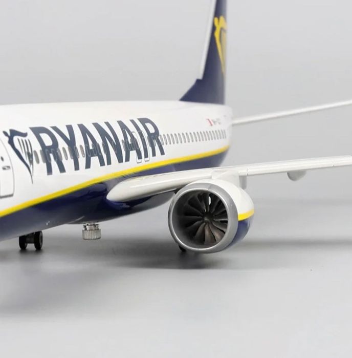 Ryanair Boeing 737-800 com luzes led na cabine, escala 1/067