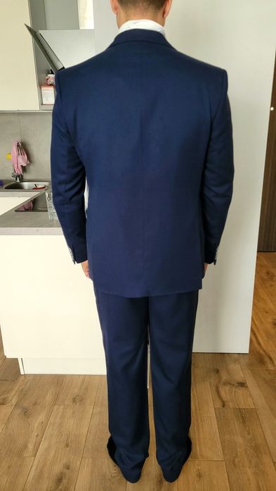 Granatowy garnitur męski