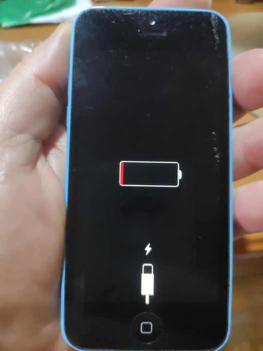iPhone 5с-зарядка  идёт,но не заряжается,на запчасти или восстановление.