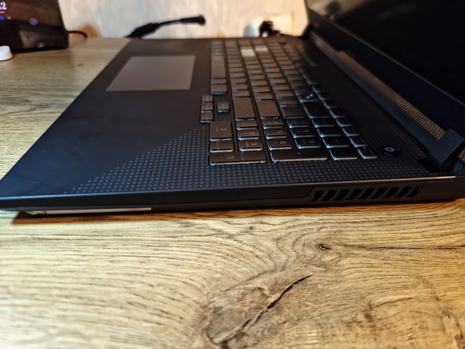 Rog STRIX g17 713 r9 5900hx, 6800m 12 gb, 32 gb ram 1t ssd,
