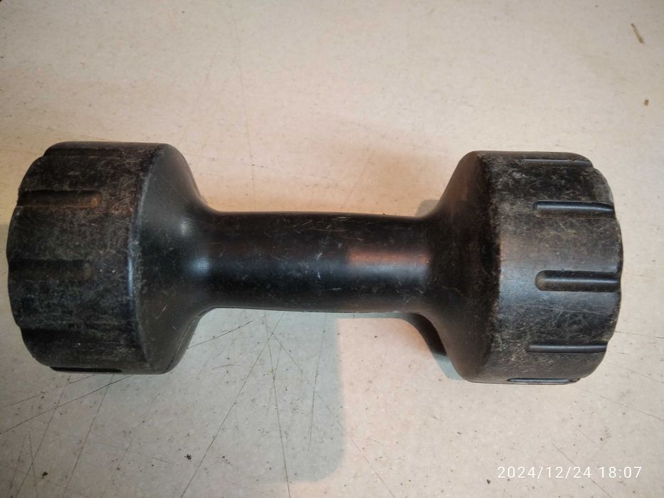 Гантеля 1.5 кг одна.