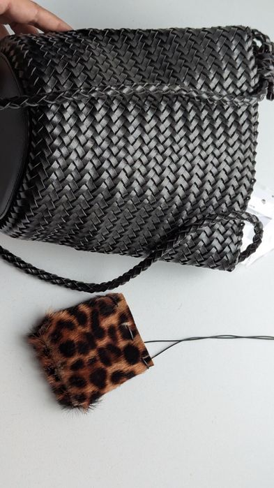 Стильна чорна плетена сумка